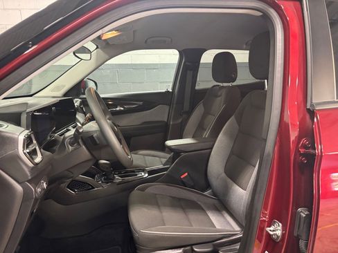 Used 2025 Chevrolet TrailBlazer LT image 35