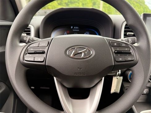 Used 2025 Hyundai Venue SE image 8