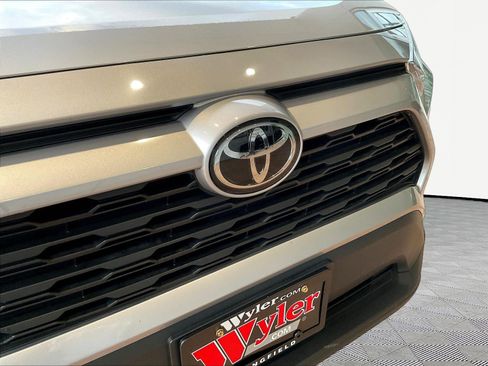 Used 2025 Toyota RAV4 XLE AWD/4WD image 33