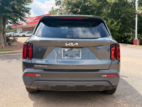Certified 2023 Kia Sorento LX FWD image 4