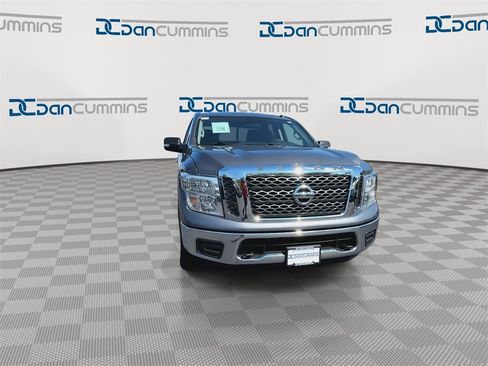 Used 2018 Nissan Titan SV image 3