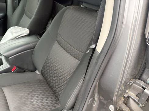 Used 2019 Nissan Rogue SV image 15