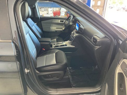Used 2022 Ford Explorer XLT w/ Equipment Group 202A image 4