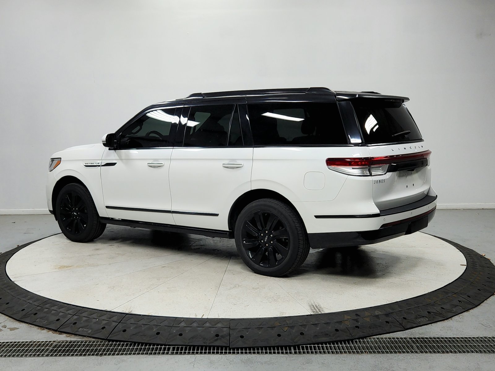 Used 2023 Lincoln Navigator Reserve AWD/4WD image 6