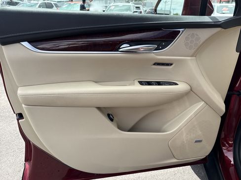 Used 2018 Cadillac XT5 Luxury w/ Driver Awareness Package image 10