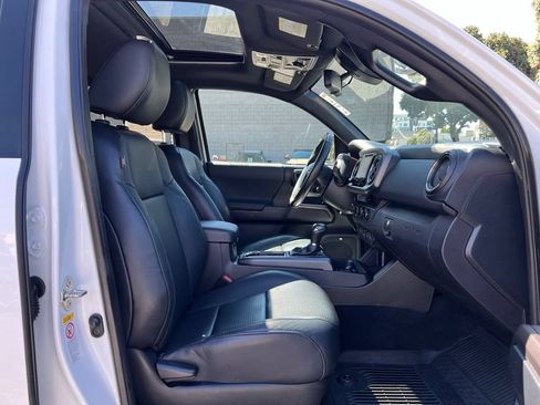 Certified 2018 Toyota Tacoma TRD Off-Road AWD/4WD image 19