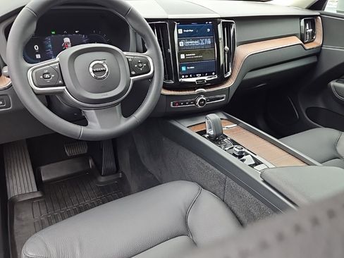 Certified 2022 Volvo XC60 B5 Momentum w/ Climate Package image 9