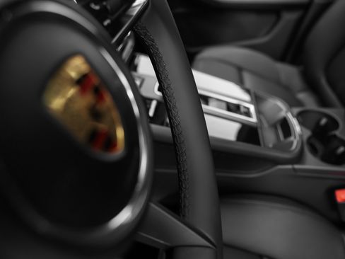 Certified 2025 Porsche Macan image 29