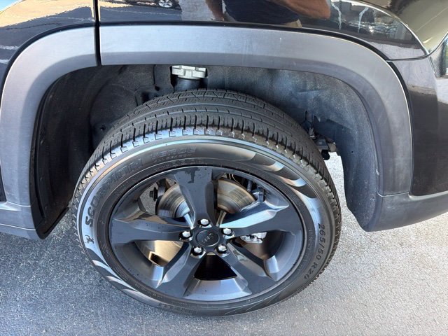 Used 2023 Jeep Grand Cherokee Limited w/ Black Appearance Package AWD/4WD image 12
