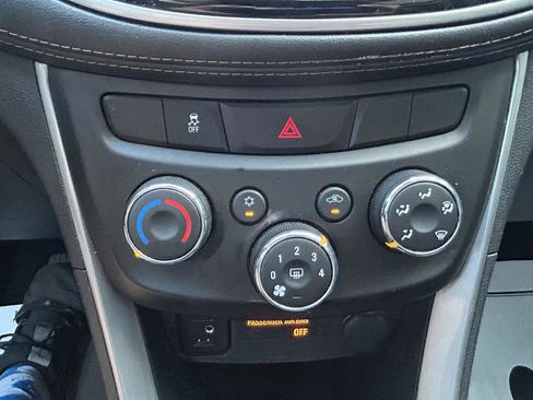 Used 2020 Chevrolet Trax LT w/ LT Convenience Package FWD image 24