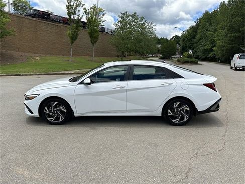 Used 2024 Hyundai Elantra SEL w/ Convenience Package image 3