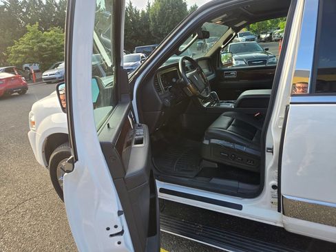 Used 2014 Lincoln Navigator 4WD image 10