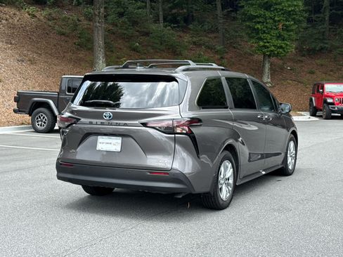 Used 2024 Toyota Sienna XLE w/ XLE Plus Package FWD image 5