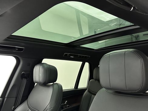 Used 2025 Land Rover Range Rover Long Wheelbase SE image 5