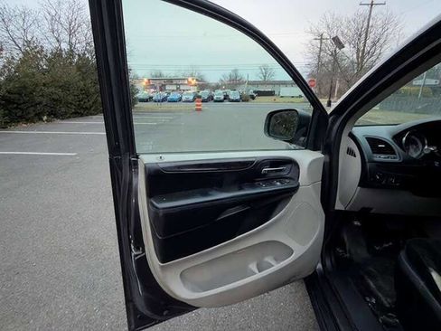 Used 2015 Dodge Grand Caravan American Value Package image 26