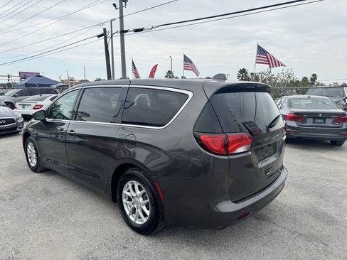 Used 2017 Chrysler Pacifica LX FWD image 5