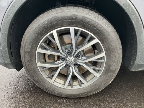 Used 2020 Volkswagen Tiguan SE w/ Panoramic Sunroof Package image 11