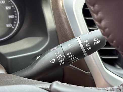 Used 2021 GMC Acadia SLT w/ Premium Package FWD image 18