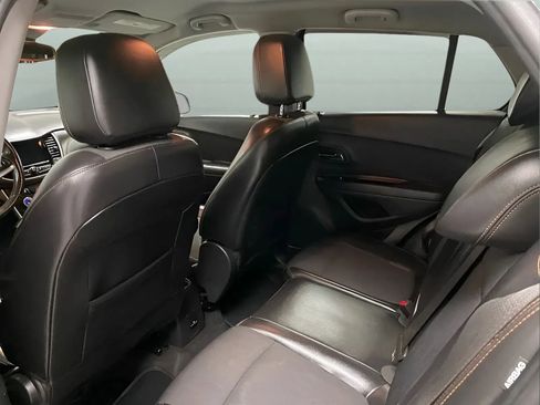 Used 2019 Chevrolet Trax LT w/ LT Convenience Package AWD/4WD image 11
