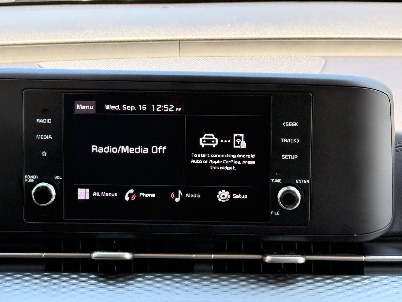 Used 2023 Kia Carnival LX FWD image 27