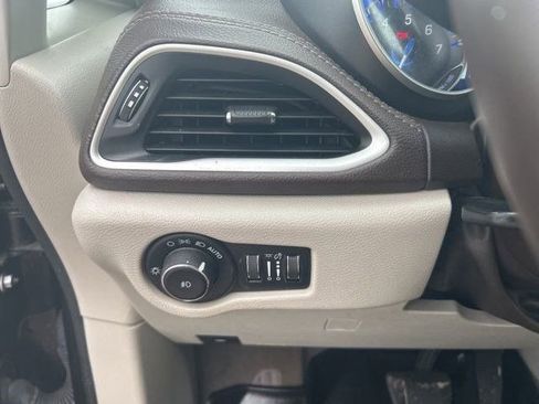 Used 2021 Chrysler Pacifica Touring-L image 19