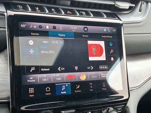 Used 2022 Jeep Grand Cherokee Overland w/ Luxury Tech Group IV AWD/4WD image 18