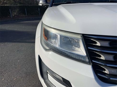 Used 2016 Ford Explorer XLT image 36