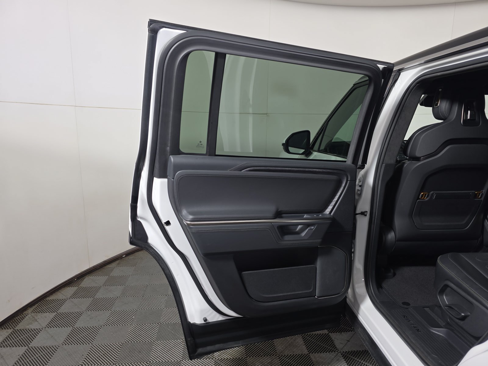 Used 2025 Rivian R1S Adventure Dual AWD/4WD image 17