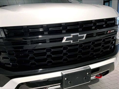 Used 2024 Chevrolet Suburban Z71 image 34