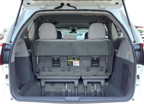 Used 2020 Toyota Sienna L image 27
