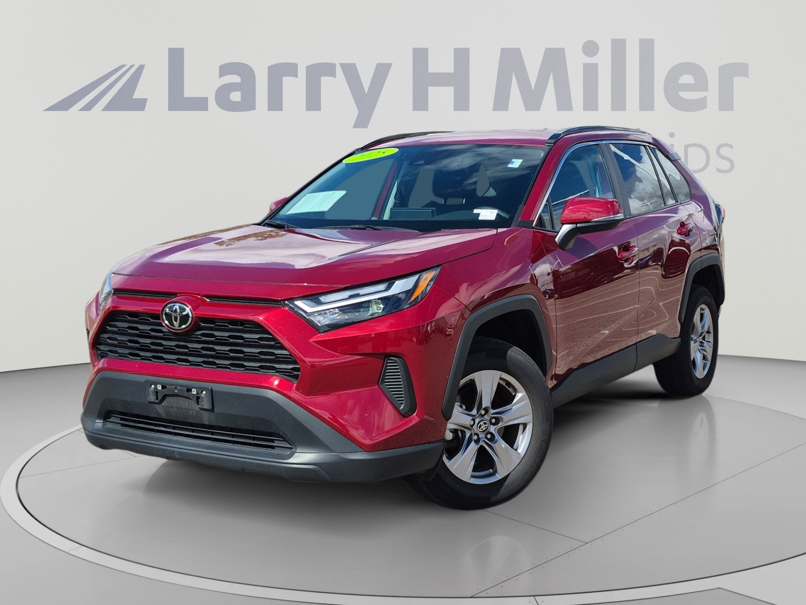 Used 2025 Toyota RAV4 XLE AWD/4WD image 1