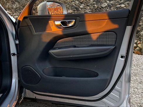 Used 2022 Volvo XC60 B5 Momentum image 20