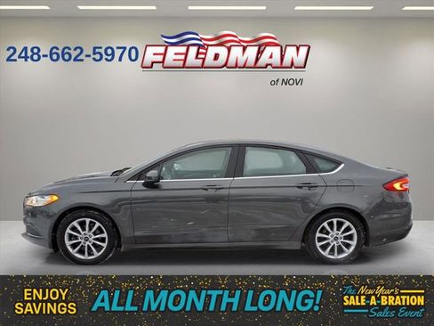 Used 2017 Ford Fusion SE w/ Fusion SE Technology Package image 2