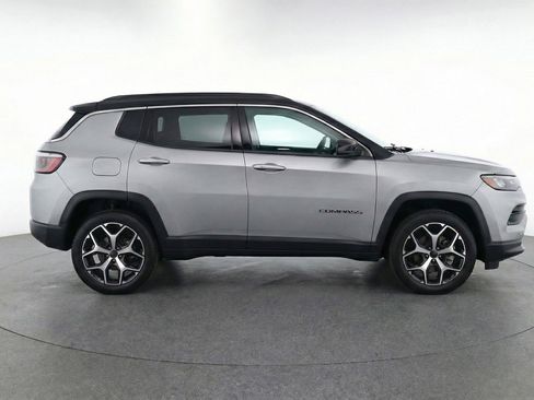 Used 2025 Jeep Compass Limited image 11