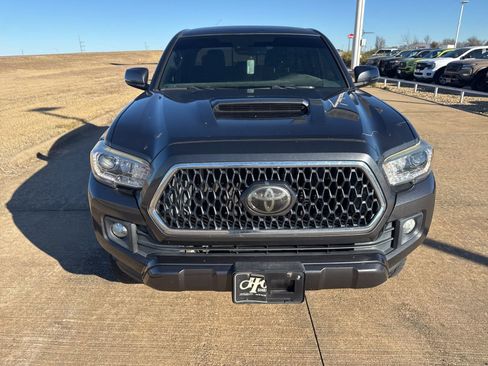 Used 2018 Toyota Tacoma TRD Sport image 2