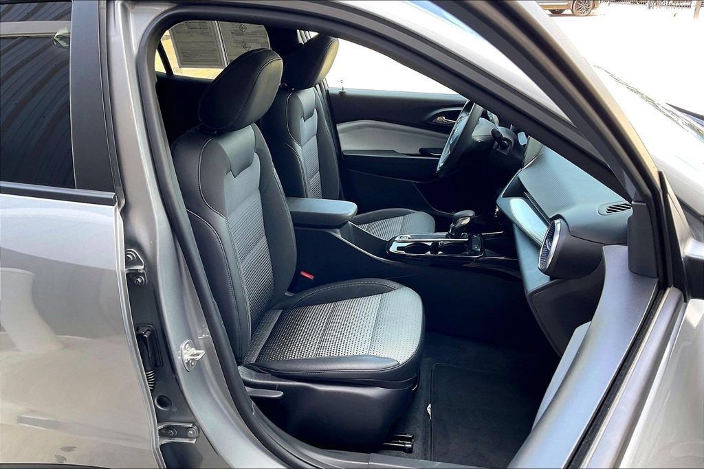 Used 2024 Chevrolet Trax LT FWD image 7