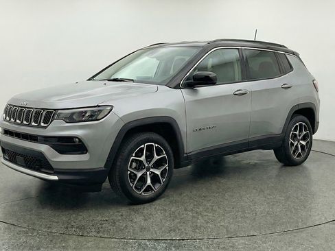 Used 2025 Jeep Compass Limited image 3