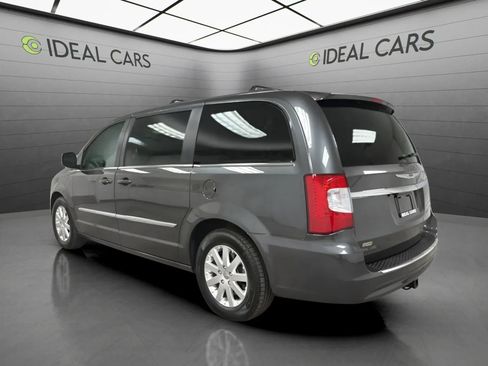 Used 2016 Chrysler Town & Country Touring FWD image 7