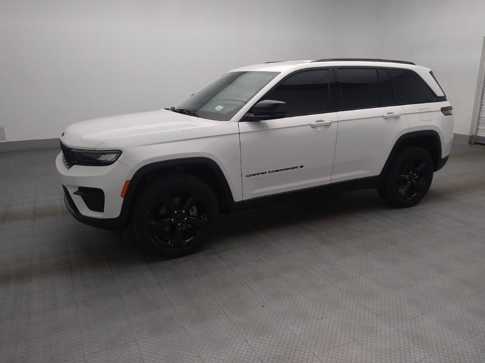 Used 2023 Jeep Grand Cherokee Altitude RWD image 2