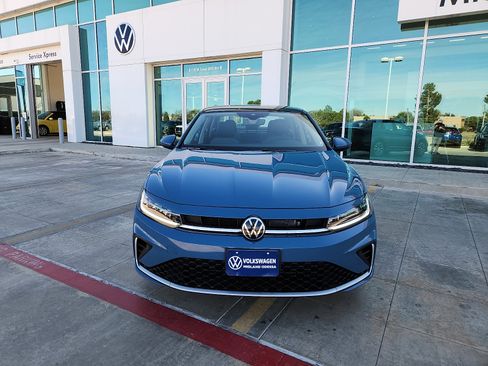 New 2026 Volkswagen Jetta SE image 2