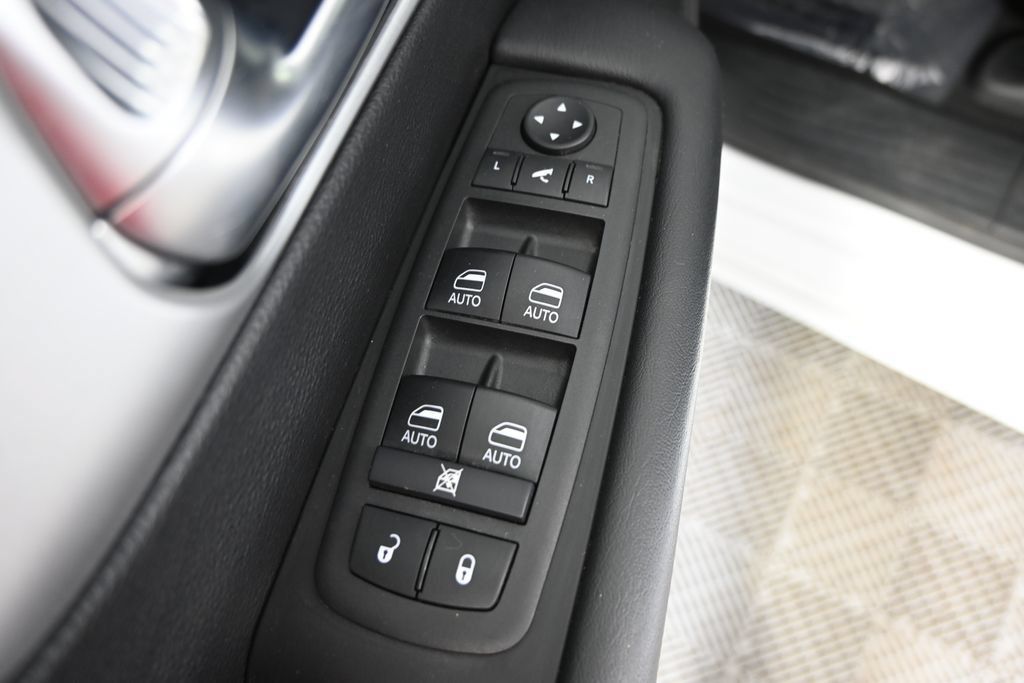 Used 2025 Chrysler Pacifica Limited FWD image 22