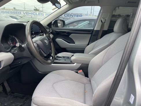 Used 2020 Toyota Highlander L FWD image 11
