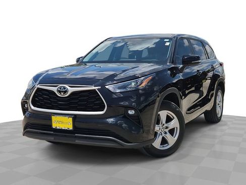 Used 2023 Toyota Highlander LE FWD image 1
