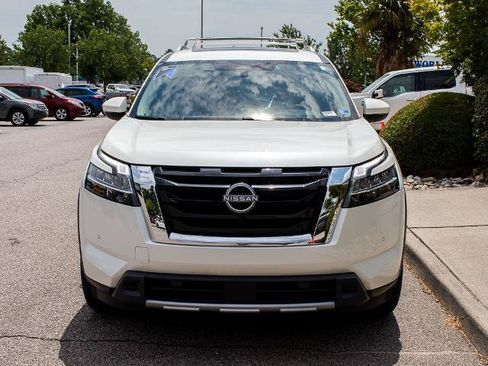 Used 2024 Nissan Pathfinder Platinum FWD image 2