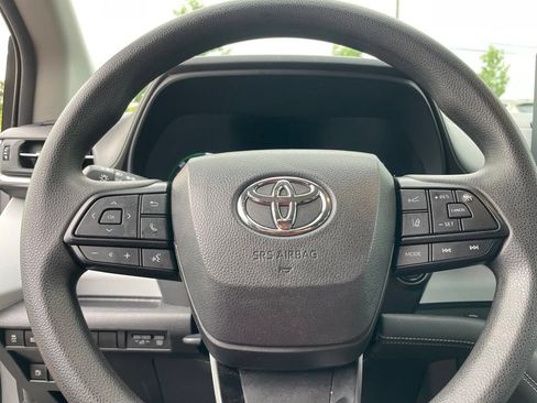 Used 2025 Toyota Sienna LE FWD image 13