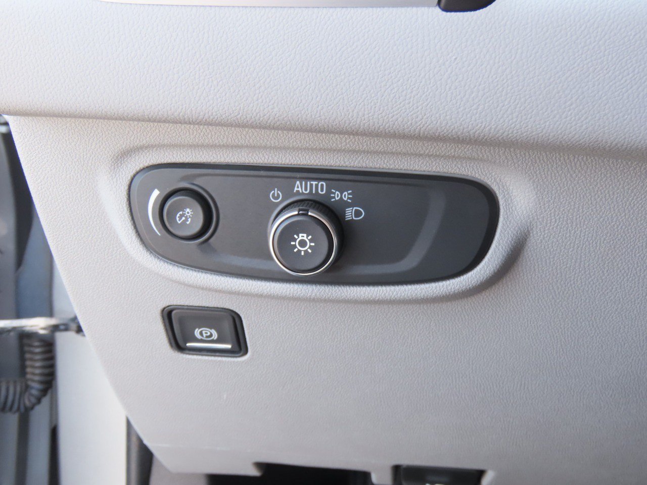 Used 2024 GMC Terrain SLE w/ Driver Convenience Package FWD image 27