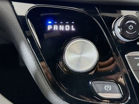Used 2025 Chrysler Pacifica Select image 16