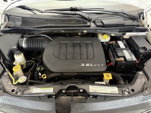 Used 2012 Volkswagen Routan SE image 29