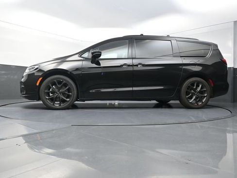 Used 2025 Chrysler Pacifica Limited FWD image 9