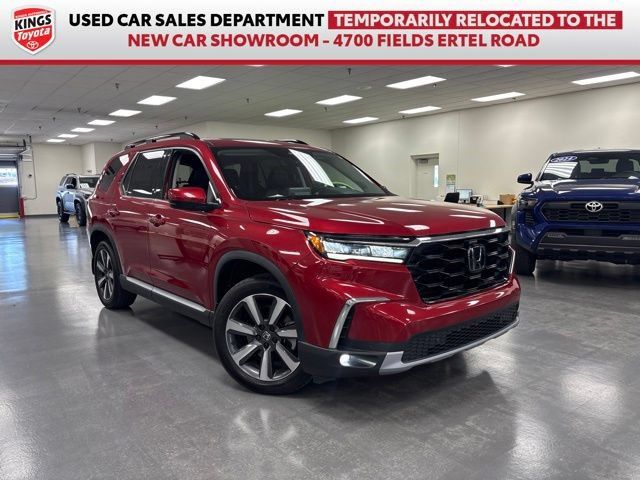 Used 2024 Honda Pilot Touring image 1
